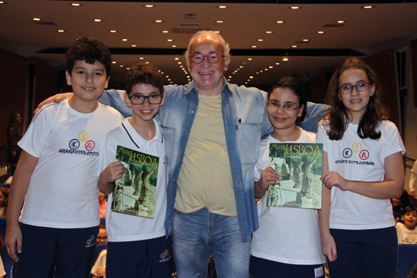 Nelson Cruz e alunos com sua obra Mestre Lisboa