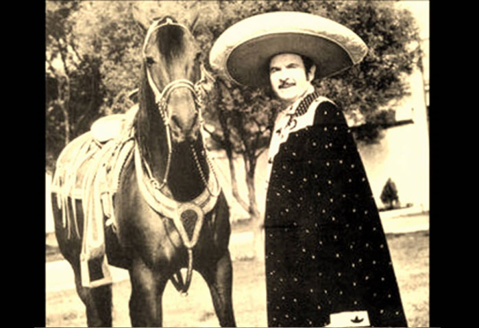 Uma rara foto onde Afonsito aparece ao lado do seu leal cavalo Chimichurri