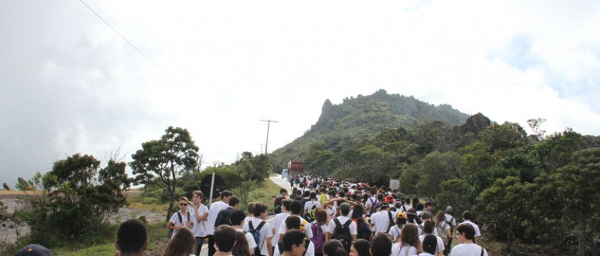 Caminhada Penitencial reúne centenas de alunos na Serra da Piedade