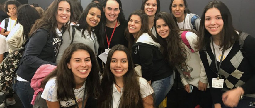 Google recebe alunas em evento sobre participação feminina na área de TI