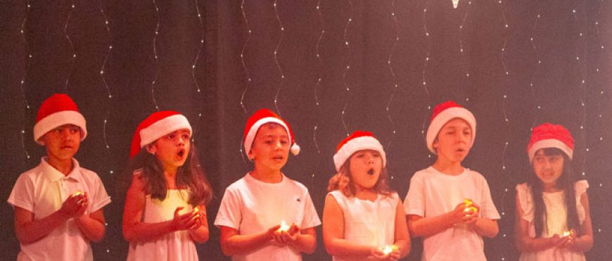 Alunos do 2º Ano emocionam famílias em Cantata de Natal no Frei Hilário