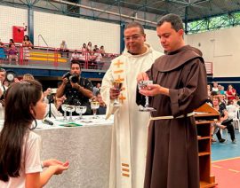 190 alunos recebem o sacramento da Eucaristia