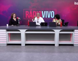 Professora Luciana na rádio Itatiaia: conquista do Colégio no Enem 2022