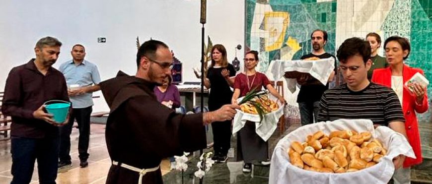 Colégio Santo Antônio promove tradicional bênção dos pães