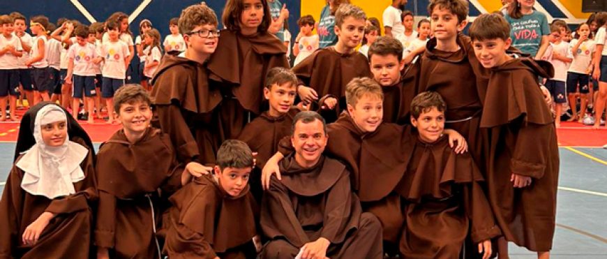 Colégio Santo Antônio Celebra São Francisco com Emoção e Participação dos Alunos