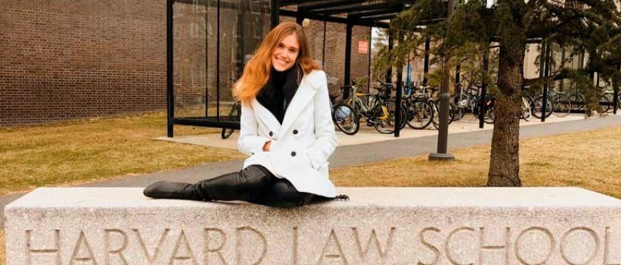 Conheça Clara Carvalho, ex-aluna que brilha em Harvard